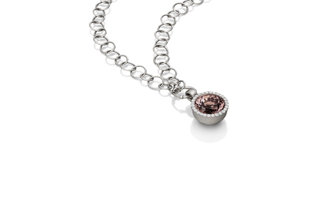 Anhänger | Morganit | 950-Pt | Brillanten Anhänger mit Morganit und Brillanten in 950 Platin von Pia Drexel an Loopskette in Platin von Jörg Kaiser.