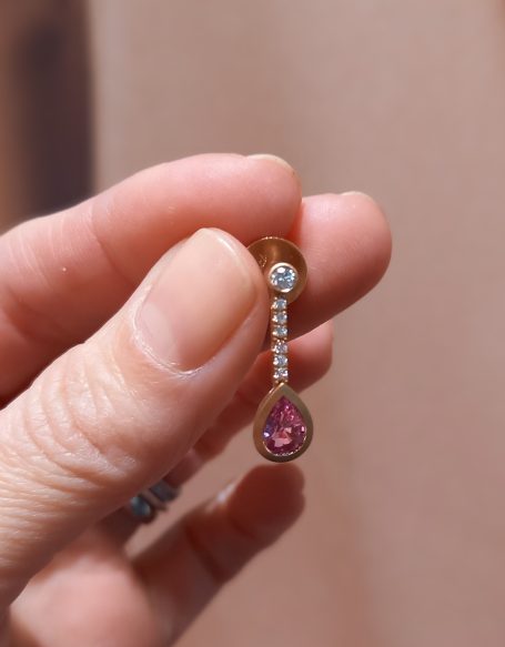 Ohrstecker in 750 Roségold mit pinken Saphiren in Tropfenform und Brillanten