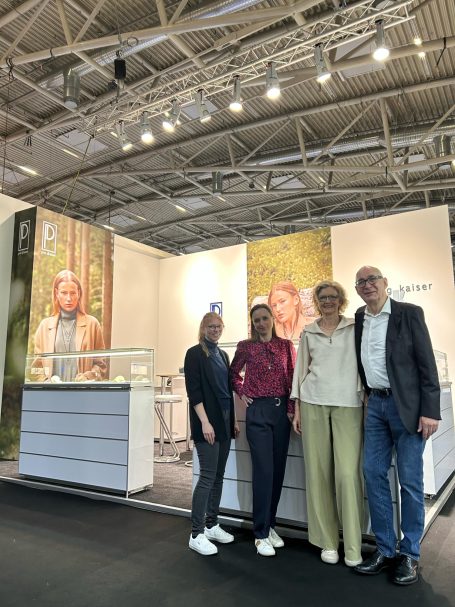 Pia Drexel, Karin Drexel-Reiniger, Martina Kaiser und Jörg Kaiser vor ihrem gemeinsamen Messestand auf der Inhorgenta 2025