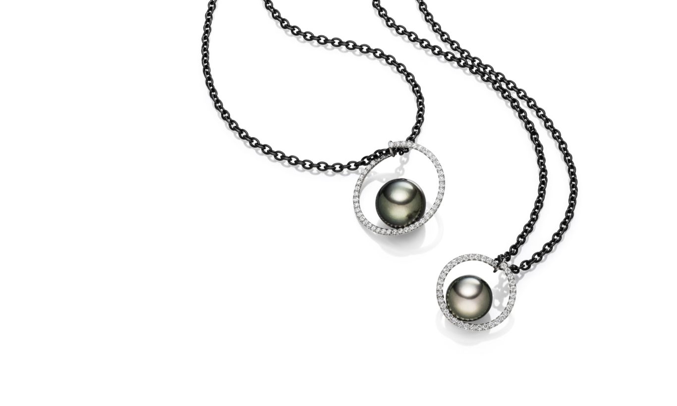 Hula-Hoop-Anhänger | 950-Pt | Brillanten | Tahiti-Zuchtperlen Hula-Hoop-Anhänger in 950 Platin mit Brillanten und Tahiti-Zuchtperlen von Pia Drexel an schwarzen Ankerketten von Jörg Kaiser.