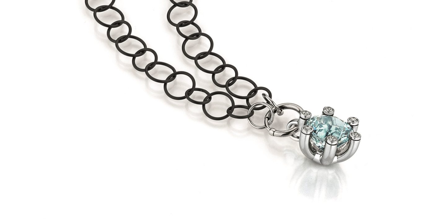 Anhänger | Aquamarin | 950-Pt | Brillanten Anhänger mit Aquamarin und Brillanten in 950 Platin von Pia Drexel an schwarzer Loopskette von Jörg Kaiser.