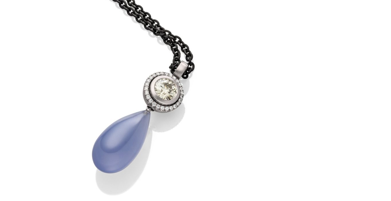 Anhänger | Schattenfuge und Einstecktechnik | 950-Pt | Brillanten | Chalcedon Anhänger mit Schattenfuge und Einstecktechnik in 950 Platin mit Brillanten und Chalcedon Einstecker von Pia Drexel.
