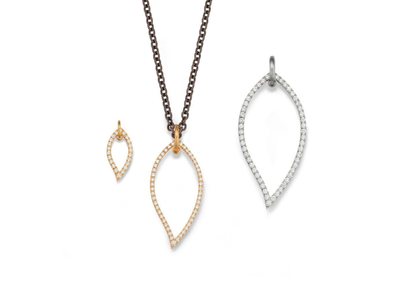 Rahmenblatt | 750-RsG 950-Pt | Brillanten Rahmenblatt-Anhänger in 750 Roségold und 950 Platin mit Brillanten in drei Größen von Pia Drexel an Ankerkette aus Stahl von Jörg Kaiser.