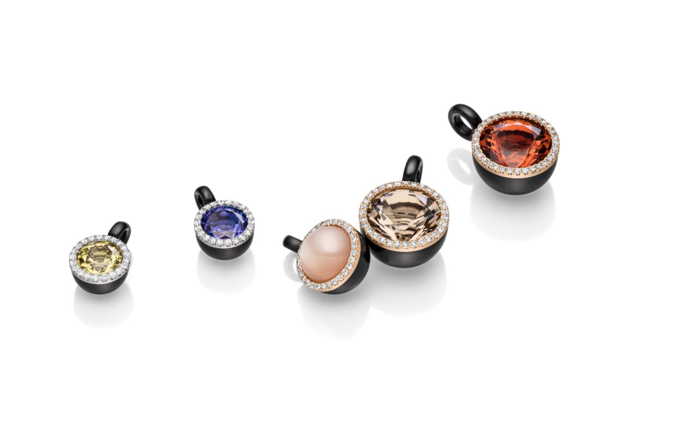 Anhänger | Tansanit Mondstein Citrin Rauchquarz | 950-Pt 750-RsG | Brillanten Anhänger mit Tansanit, Mondstein Citrin, Rauchquarz und Brillanten in schwarzer Stahlschale mit 950 Platin und 750 Roségold von Pia Drexel.