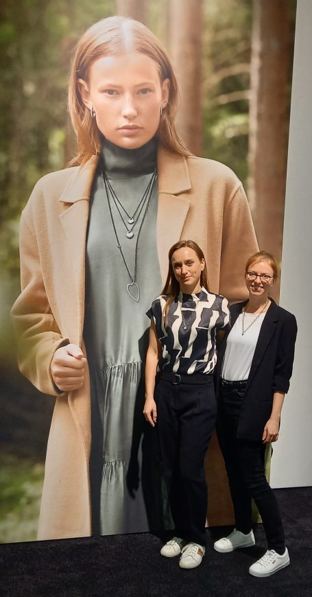 Karin Drexel-Reiniger und Pia Drexel vor ihrem Messestand auf der Inhorgenta 2024