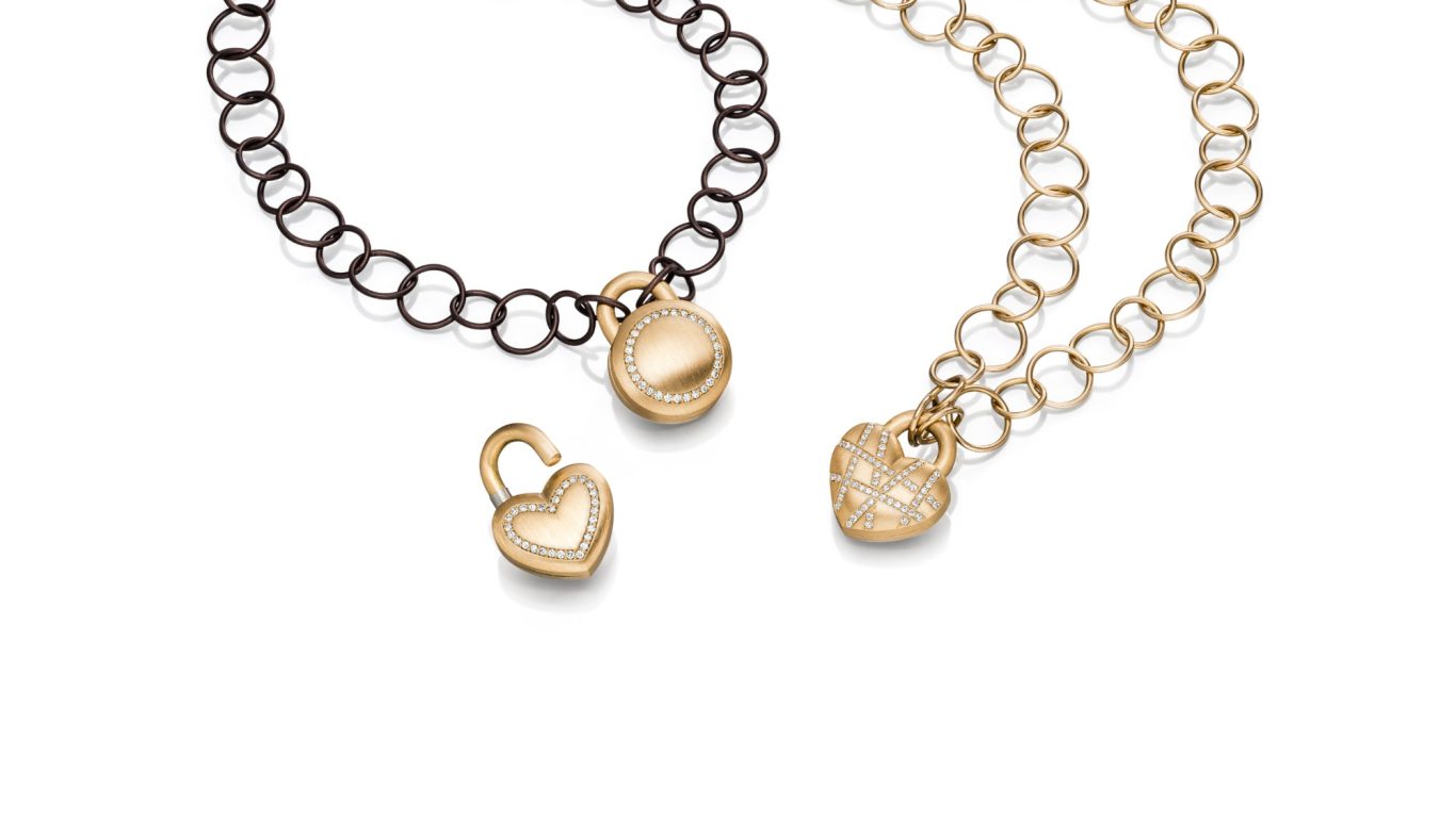 Schlösschen | 750-RsG | Brillanten Schlösschen-Anhänger in 750 Roségold mit Brillanten von Pia Drexel an goldener und brauner Loopskette von Jörg Kaiser.